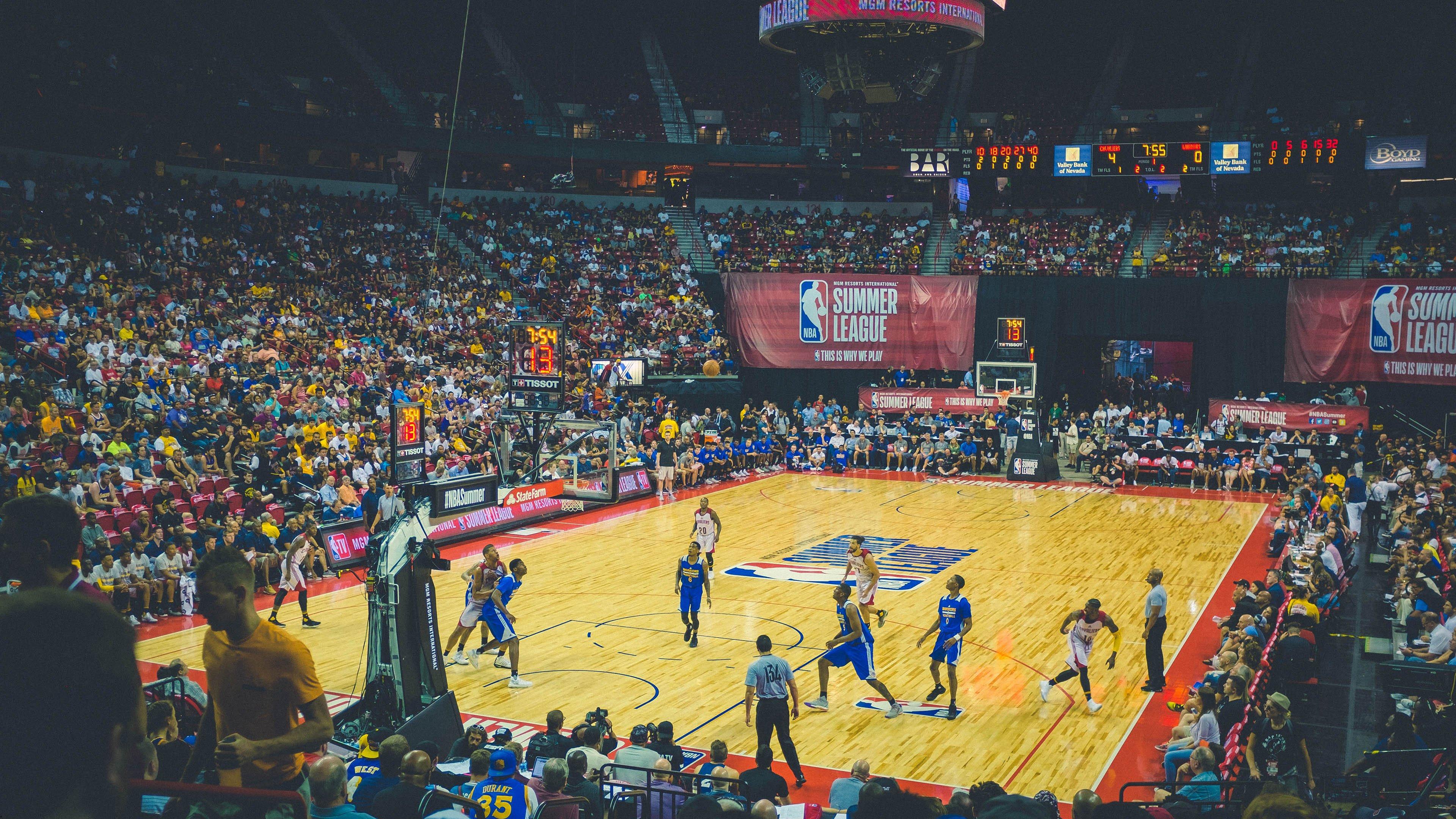 骑士下半场战术突变,米切尔未首发引发热议,球队险胜背后暗藏玄机